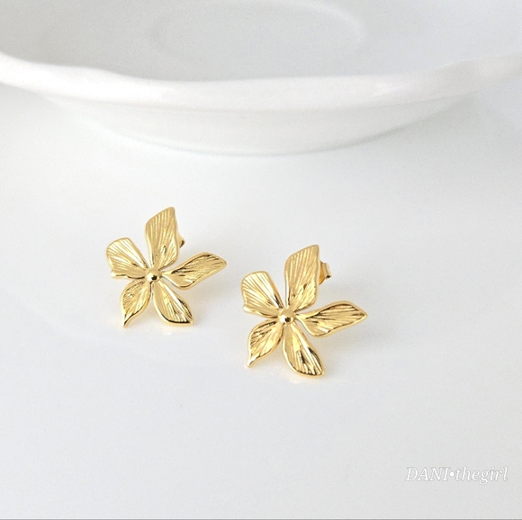 NEW Gold Plumeria Flower Stud Earrings - Picture 2 of 10